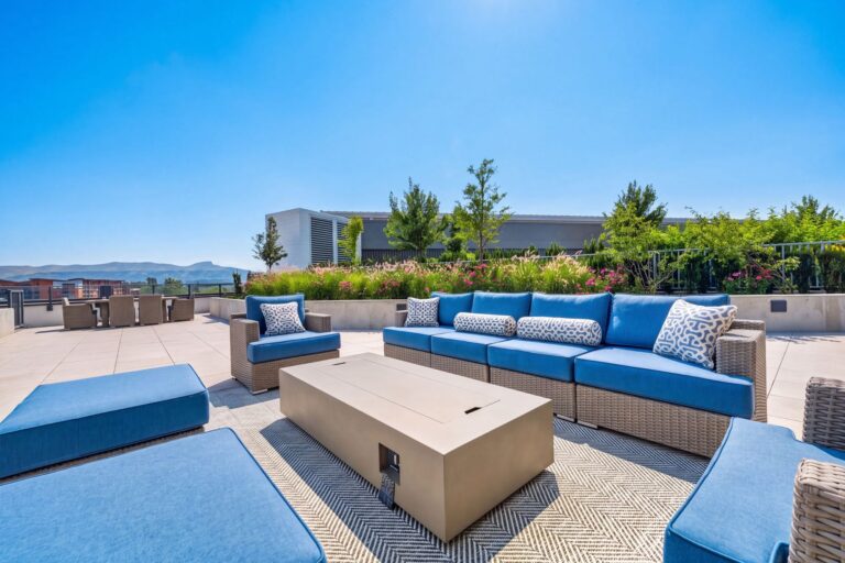 Lakeside condo with resort amenities, Kelowna